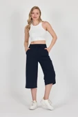 Yüksek Bel Cepli Rahat Kesim Mevsimlik Kadın Diz Altı Bermuda Lacivert Kapri Şort thumbnail 4