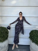 Kruvaze V yaka, fırfırlı ve bağcıklı Desenli Bluz ve Midi Etek Takım - Siyah thumbnail 6