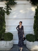 Kruvaze V yaka, fırfırlı ve bağcıklı Desenli Bluz ve Midi Etek Takım - Siyah thumbnail 3