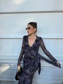 Kruvaze V yaka, fırfırlı ve bağcıklı Desenli Bluz ve Midi Etek Takım - Siyah thumbnail 5