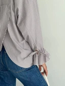 Kadın Arkası Asimetrik Yırtmaç Kesim Detaylı Cizgili Bluz Gömlek - Gri thumbnail 5