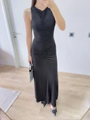 Bürümcük Kumaşlı İçi Astarlı Üzgülü Kolsuz Büzgülü Uzun Elbise - Siyah thumbnail 1