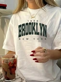 Brooklyn Harf Baskılı Düşük Omuzlu T-shirt, Rahat Kısa Kollu Bol T-shirt, Kadın Giyim - Beyaz thumbnail 1