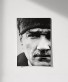 Çerçevesiz Poster Liderin Gözleri thumbnail 1