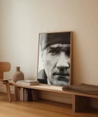 Çerçevesiz Poster Liderin Gözleri thumbnail 3