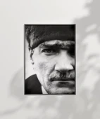 Çerçevesiz Poster Liderin Gözleri thumbnail 2