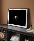 Çerçevesiz Poster Gecenin Yalnız Kuğusu thumbnail 4