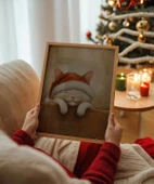 Çerçevesiz Poster Noel Şapkasıyla Mutlu Kedi thumbnail 2