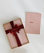 Çerçevesiz Poster Pembe Zemin Üzerinde Kalpler ve Çarpılar Desenli thumbnail 2