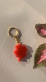 Kırmızı Renk Yonca Şekil Gold Aksesuarlı Küçük Anahtarlık El Yapımı Epoksi Hediyelik - 5