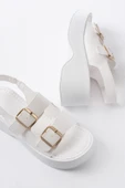 24414-572 Beyaz Tokalı Günlük Dolgu Topuk Kadın Sandalet - 4