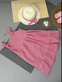 Kareli Desenli Ekose Fırfırlı Omuzdan Bağlamalı Yazlık Elbise Kırmızı + Şapka thumbnail 2