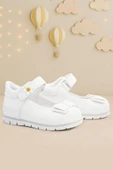 Rakerplus Beyaz Rugan Fiyonklu Papatya Detaylı Kız Bebek Babet Ayakkabı thumbnail 1
