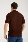 Erkek Polo Yaka Dik Çizgi Dokulu Kahverengi Kısa Kollu Triko Tişört thumbnail 5