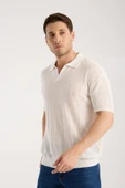 Erkek Polo Yaka Dik Çizgi Dokulu Beyaz Kısa Kollu Triko Tişört thumbnail 2