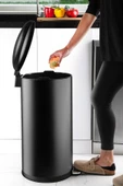 Paslanmaz Çelik Bombe Kapaklı Çöp Kovası 40 Litre Mat Siyah thumbnail 2
