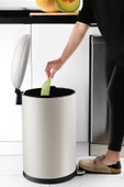 Bombe Kapaklı Çöp Kovası 30 LT Mat Bej - İç Kısım Siyah thumbnail 2