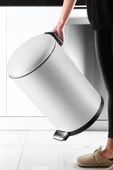 Paslanmaz Çelik Bombe Kapaklı Çöp Kovası 40 Litre Mat Beyaz thumbnail 3