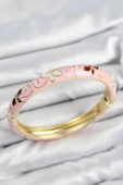 Mineli Pirinç Pembe Çiçek Motifli Gold Kadın Kelepçe - 1