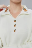 Kadın Polo Yaka Oversize Çiçek Nakışlı Triko Kazak Ekru thumbnail 6