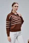 Kadın Polo Yaka Oversize Çizgili 4 Düğmeli Triko Kazak Kahverengi thumbnail 3