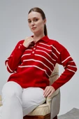 Kadın Polo Yaka Oversize Çizgili 4 Düğmeli Triko Kazak Kırmızı thumbnail 3