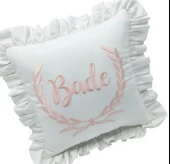 Kişiye Özel Nakışlı  Laruel Desenli Fırfırlı Doğum Yastığı Beyaz- Pudra Pembe - 3