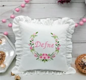 İsimli  Rococo Laruel Desenli Takı Yastığı Pembe işlemeli Fırfırlı Beyaz 40x40 cm - 3