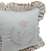 Kişiye Özel Nakışlı Taç Laruel Desenli Fistolu Doğum Yastığı Ekru- Pudra Pembe - 3
