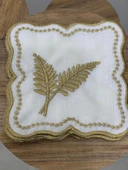 NİVEMESHOME YAPRAK NAKIŞLI GOLD KARE (6 ADET) KETEN KOKTEYL PEÇETESİ KAHVE YANI SUNUMLUK - 1