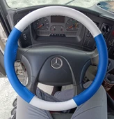 DİKİŞLİ DİREKSİYON KILIFI BEYAZ / MAVİ DERİ SİYAH DİKİŞ MERCEDES (FOTODAKİ) TIR KAMYON İÇİN thumbnail 1