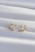 Pirinç Gold Renk Zirkon Taşlı Kıvrımlı İnci Çiçek Küpe - 2