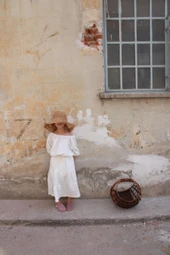 Beyaz Düşük Omuz Bluzlu Etek Takım thumbnail 1