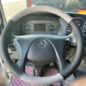 DİKİŞLİ DİREKSİYON KILIFI SİYAH DERİ GRİ DERİ SİYAH DİKİŞLİ MERCEDES ACTROS 1841 İÇİN thumbnail 1