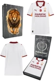 Galatasaray Orijinal 2025/26 Yeni Sezon Beyaz Forma Aslan Baskılı Hediyelik Ahşap Kutulu thumbnail 1