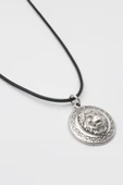 Kabartmalı Aslan Madalyon Kolye - PU Deri İp Zincirli Unisex Gümüş Kaplama - 60 cm thumbnail 2