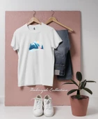 Oversize Karlı Kulübe ve Dağ Manzarası Tasarımlı Unisex T-Shirt thumbnail 7