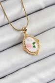 316L Çelik Zincir Beyaz Sanatsal Portre İnci Detaylı Gül Figürlü Model Gold Renk Kadın Kolye thumbnail 1