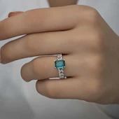 Gümüş Koyu Yeşil Baget Taşlı Kadın Yüzük thumbnail 4