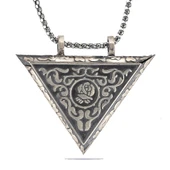 Gümüş Üçgen İçi Açılabilen Gül Muskalık Kolye thumbnail 1