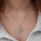 Gümüş Çiçek Desenli Kadın Kolye thumbnail 3