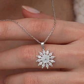 Gümüş Beyaz Manolya Çiçeği Kadın Kolye thumbnail 2