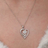 Gümüş Kalpli Beyaz Gül Kadın Kolye thumbnail 3