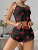 Bicomi Pamuklu Siyah Üstüne Çilek Desen Fitilli Askılı Şortlu Pijama Takımı thumbnail 2