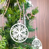 10 Parça Kırmızı Beyaz İpli Karışık Model Ahşap Yılbaşı Ağaç Süsü thumbnail 5