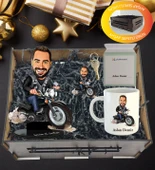 Kişiye Özel Karikatür , Anahtarlıklı Ve Kupa Hediye Sepeti thumbnail 1