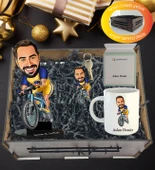 Kişiye Özel Öğretmen Karikatür ,  Anahtarlıklı Ve Kupa Hediye Sepeti thumbnail 1