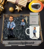 Kişiye Özel Karikatür , Anahtarlıklı Ve Kupa  Hediye Sepeti thumbnail 1