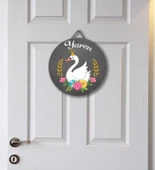 Meşgalem Gri Zeminde Çiçeklerle Süslenmiş Kuğu Temalı Kişiye Özel Kapı Süsü - 1