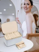 KM-12 Gök Mavisi Renk Takı ve Altın Mücevher Kutusu Taşınabilir  Fermuarlı Kapalı Takı Saklama Kutusu + 12 Adet Kese thumbnail 3